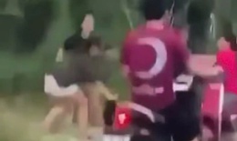 Hai nhóm nữ sinh chém nhau, 2 người nhập viện