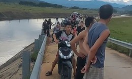 Lao xuống kênh cứu em, hai anh em ruột đuối nước thương tâm