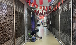 Hà Nội: Hàng loạt gian hàng tại chợ Đồng Xuân 'cửa đóng then cài'
