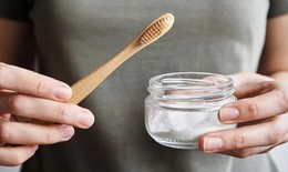Làm trắng răng bằng baking soda, lợi hay hại?