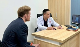 Người đàn ông Mỹ bị hẹp niệu đạo 15 năm được chữa khỏi tại Việt Nam