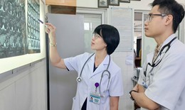 Đi kh&#225;m v&#236; ho k&#233;o d&#224;i, người đ&#224;n &#244;ng ph&#225;t hiện dị vật kh&#243; tin trong phổi