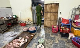 Trộn hàn the vào giò chả, 2 người bị khởi tố