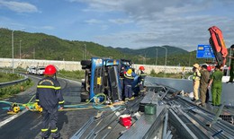 2 người tử vong thương t&#226;m sau c&#250; lật xe tải tr&#234;n đường dẫn cao tốc
