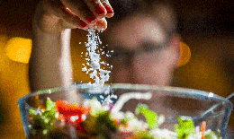 Nguy cơ suy thận r&#236;nh rập từ 10 th&#243;i quen phổ biến: Người trẻ dễ mắc, kh&#243; lường hậu quả