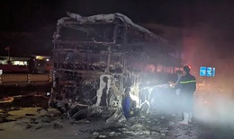'Bà hỏa' thiêu rụi xe khách giường nằm, 27 hành khách may mắn thoát nạn