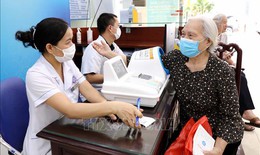 Giữ nguy&#234;n mức đ&#243;ng BHYT bằng 4,5% lương cơ sở