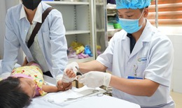 Bị bỏng điện nặng, bé gái dân tộc suýt bị tháo bỏ ngón tay