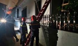 Cháy nhà trong đêm, 4 người mắc kẹt được công an cứu sống