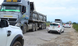 Đường giáp ranh Nghệ An - Hà Tĩnh xuống cấp, oằn mình gánh xe quá tải