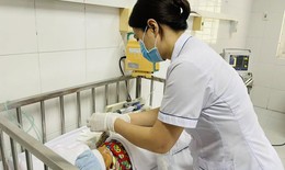 Trẻ sơ sinh 3 ng&#224;y tuổi nguy kịch v&#236; đẻ rơi, &#39;chữa mẹo&#39; bằng c&#225;ch uống mật ong, cứa dao lam khắp cơ thể