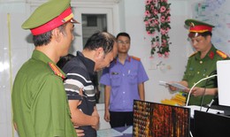 Tạm giữ hình sự lái xe ô tô gây tai nạn lao xuống sông ở Nghệ An