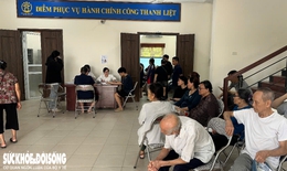 Người già không có lương hưu phấn khởi khi được nhận trợ cấp