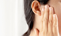 Va quẹt người khác khi ngoáy tai, người phụ nữ tổn thương thính lực