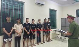 Khởi tố nh&#243;m thanh ni&#234;n chửi bới, n&#233;m vỏ chai v&#224;o xe &#244; t&#244; đang lưu th&#244;ng