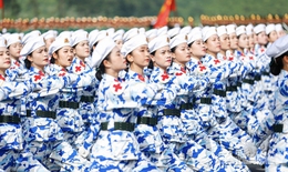 Khối nữ Quân y ‘khoe’ khí chất trong bộ quân phục rằn ri hiện đại