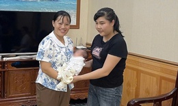 Tập thể dục buổi s&#225;ng, ph&#225;t hiện b&#233; trai gần th&#225;ng tuổi bị bỏ rơi ở cạnh mộ
