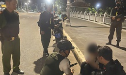 Cảnh sát cơ động ngăn chặn người phụ nữ định nhảy cầu Dã Viên