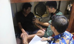 Tàu hải quân vượt sóng lớn đưa 2 ngư dân bị bệnh nặng trên biển vào đất liền