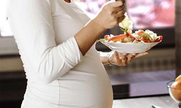 Mẹ bầu kh&#244;ng cần &#39;ăn cho hai người&#39; – ăn đ&#250;ng c&#225;ch, đủ vi chất