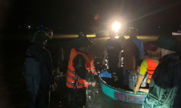 Cứu sống 34 du kh&#225;ch v&#224; thuyền vi&#234;n bị ch&#236;m t&#224;u trong đ&#234;m