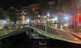 Mưa dông thổi bay mái tôn, đè bẹp ô tô