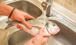 5 c&#225;ch hiệu quả để khử m&#249;i tanh của c&#225; trước khi nấu