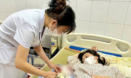 Bé trai chào đời trước cổng viện