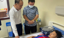 Quỹ Bảo trợ trẻ em Việt Nam thăm, động viên bé trai 10 tuổi gặp nạn trong vụ lật tàu ở Quảng Ninh