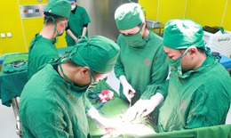 Ca phẫu thuật đặc biệt trong đ&#234;m mưa b&#227;o cứu sống 2 sản phụ chửa ngo&#224;i tử cung