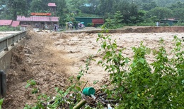 Lũ qu&#233;t c&#244; lập h&#224;ng trăm hộ d&#226;n, nhiều tuyến đường bị chia cắt