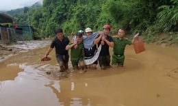 Công an xã ở Nghệ An vượt lũ, lội bùn đưa sản phụ đi sinh