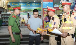 CSGT nhắc nhở dân nhậu tận bàn, kiểm soát vi phạm cồn ngay gần quán bia