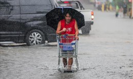 Philippines đ&#243;ng cửa trường học, dừng h&#224;ng loạt chuyến bay khi b&#227;o Cỏ may &#225;p s&#225;t