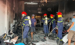 Ch&#225;y cửa h&#224;ng xe m&#225;y điện ở Huế, kh&#243;i đen nghi ng&#250;t