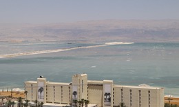 Biển Chết n&#243;ng 45,1 độ C, Israel lập đỉnh nhiệt mới giữa m&#249;a H&#232; khốc liệt