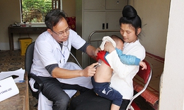 Nâng cao sức khỏe bà mẹ, trẻ em: Khi trưởng bản, hội phụ nữ 'gõ cửa từng nhà' vận động tiêm chủng