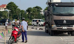 Va chạm với &#244; t&#244; tải, thiếu nữ 19 tuổi gặp nạn tử vong
