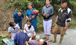 Bác sĩ băng rừng đỡ đẻ giữa đường ở vùng lũ