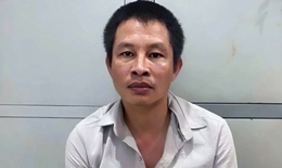 Khởi tố nghịch tử d&#249;ng dao ch&#233;m mẹ tử vong