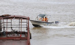 Sông Hồng dậy sóng mùa bão, tàu thuyền nhận cảnh báo hiểm họa rình rập