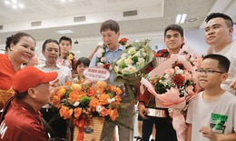 Chiếc cúp vô địch U23 Đông Nam Á cùng các cầu thủ đã về đến Hà Nội