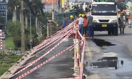Dông lốc trong đêm hất văng lan can và hệ thống đèn chiếu sáng cầu Thái Bình