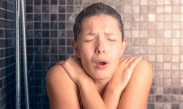Tắm nước lạnh mùa hè: Sảng khoái đâu chưa thấy, người cao huyết áp coi chừng nguy hiểm