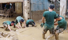Bộ đội trằn mình trong bùn đất giúp dân dựng lại cuộc sống sau lũ