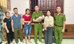 Đi làm về, người phụ nữ phát hiện bé gái sơ sinh bị bỏ rơi ven đường