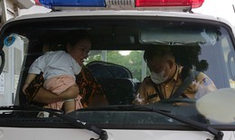 Đưa con nhỏ sốt cao 5 ng&#224;y đi viện gặp tắc đường, người mẹ cầu cứu CSGT