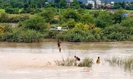 Máy bay không người lái được thiết kế thế nào để cứu được người trong nước lũ?