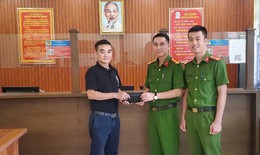 Làm rơi 7000 USD và 12 triệu đồng, nam thanh niên được công an phường tìm giúp