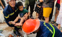 Gần 2 giờ ph&#225; b&#234; t&#244;ng, cứu ch&#225;u b&#233; mắc kẹt ở ống tho&#225;t nước